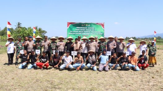 Bersama santri, polres tanam jagung di pesantren