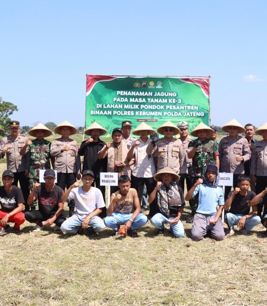 Bersama santri, polres tanam jagung di pesantren