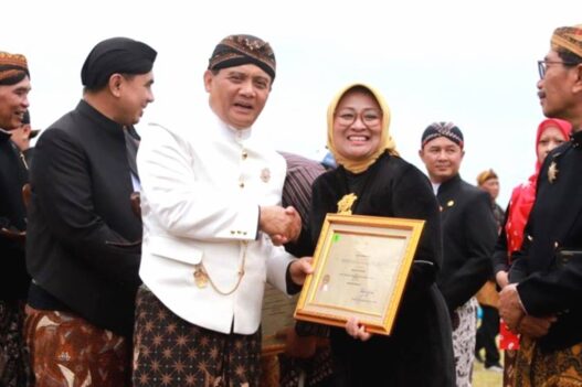 Bupati kebumen lilis nuryani menerima penghargaan dari gubernur jawa tengah ahmad luthfi