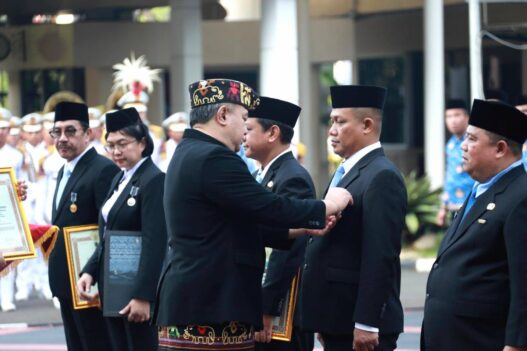 Bupati kebumen periode 2021 2025 dapat tanda kehormatan satyalencana wira karya dari presiden prabowo