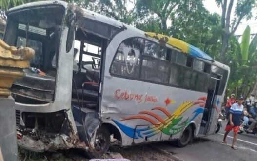 Bus hilang kendali dan terguling di desa blater