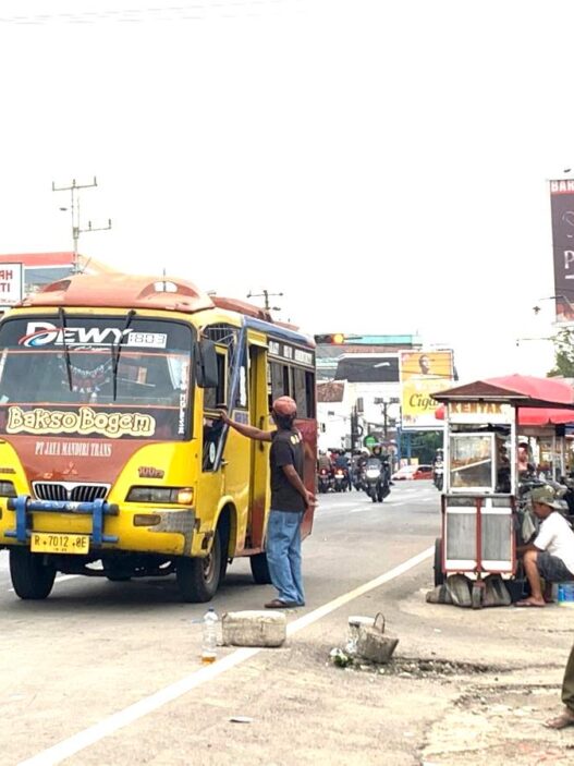 Bus umum didominasi penumpang pekerja