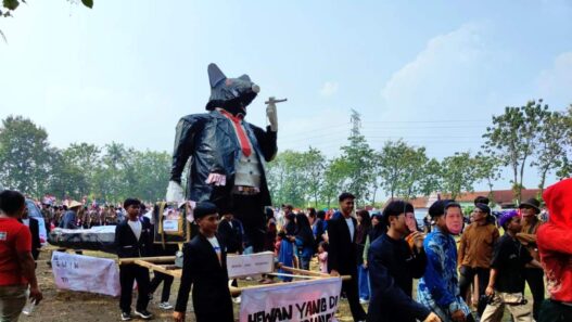 Dari tradisi hingga patung tikus berdasi