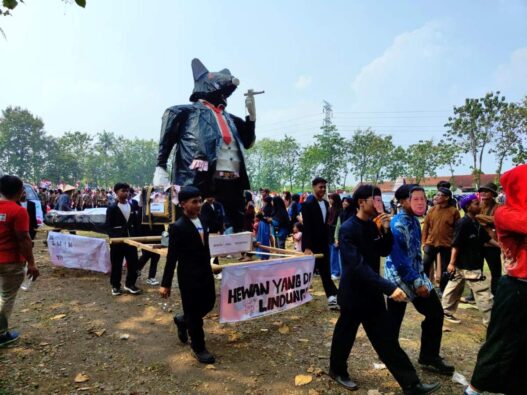 Dari tradisi hingga patung tikus berdasi
