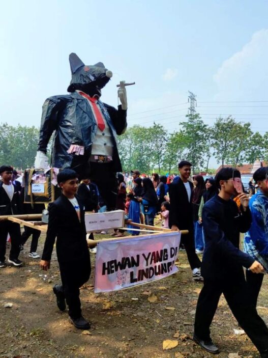 Dari tradisi hingga patung tikus berdasi