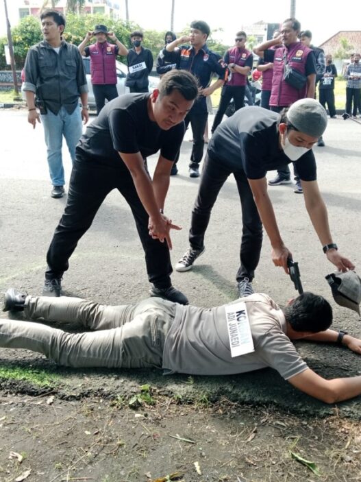 Ditembak airsoft gun meski sudah tergeletak