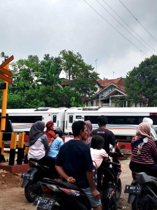 Dua laka terjadi di perlintasan sebidang