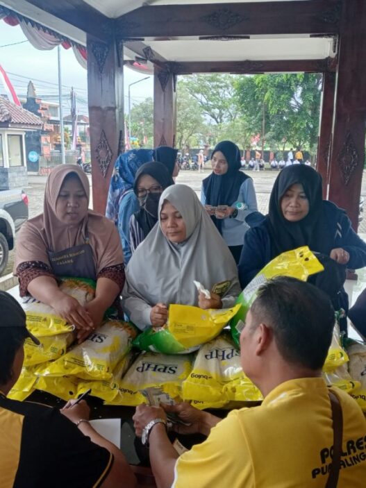 Empat ton beras ludes diserbu warga