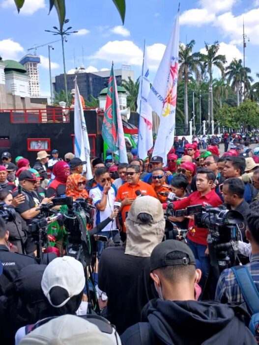 Enam tuntutan buruh menggema di senayan