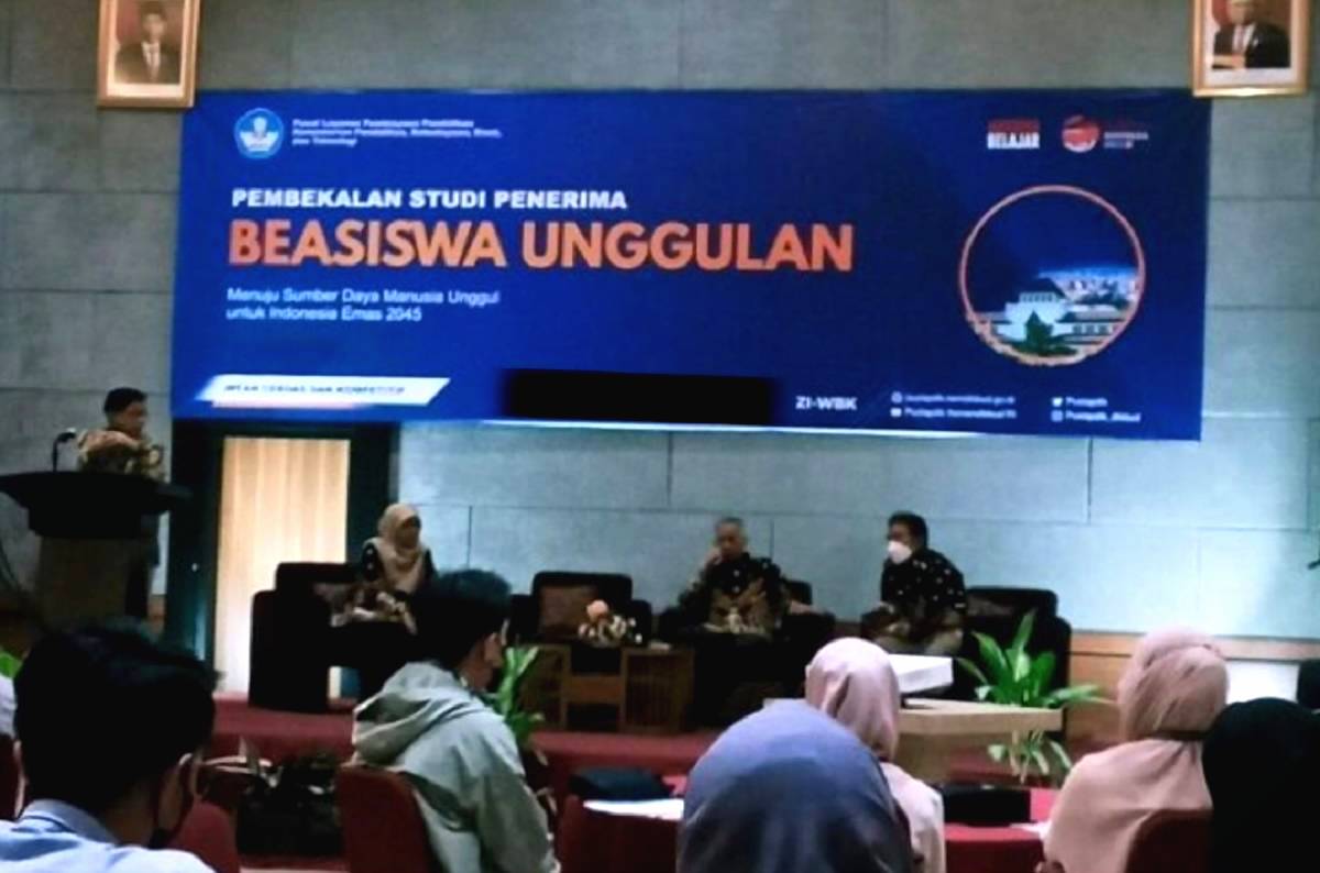 Gambaran sesi pembekalan bagi penerima beasiswa unggulan