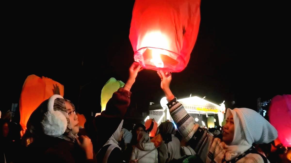 Harapan dan doa mengudara lewat lampion