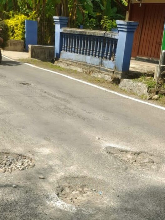 Jalan rusak ancam pengendara
