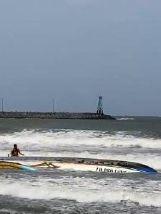 Kapal pencari benur terbalik di teluk penyu