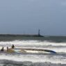 Kapal pencari benur terbalik di teluk penyu