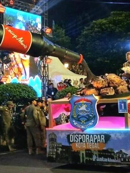 Karnaval kendaraan hias 2025 di tegal ramaikan hut ri ke 80