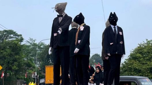 "kerajaan koruptor" diarak di kebarongan