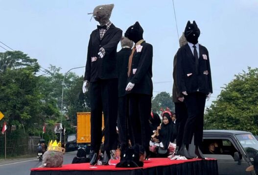 "kerajaan koruptor" diarak di kebarongan