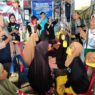 Keseruan lansia lomba makan kerupuk