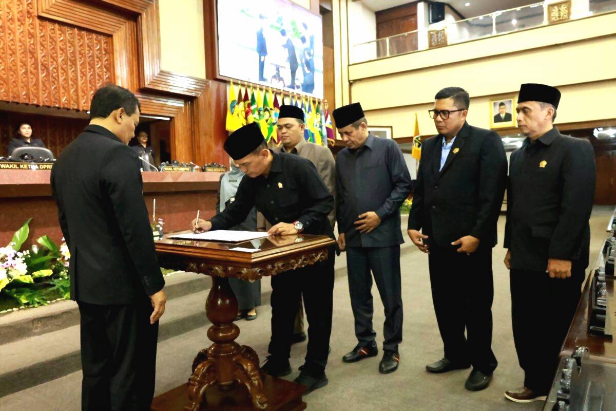 Ketua DPRD Jateng Sumanto bersama para Wakil Ketua DPRD usai menandatangani persetujuan APBD Perubahan 2025 bersama Gubernur Ahmad Luthfi. (Humas DPRD Jateng)