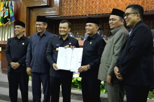 Ketua DPRD Jateng Sumanto bersama para Wakil Ketua DPRD usai menandatangani persetujuan APBD Perubahan 2025 bersama Gubernur Ahmad Luthfi. (Humas DPRD Jateng)