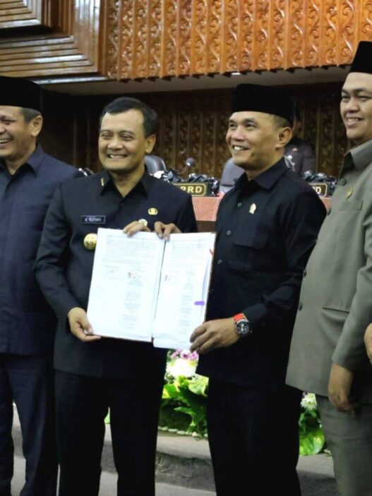 Ketua DPRD Jateng Sumanto bersama para Wakil Ketua DPRD usai menandatangani persetujuan APBD Perubahan 2025 bersama Gubernur Ahmad Luthfi. (Humas DPRD Jateng)