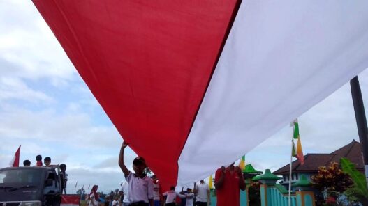 Kirabkan bendera merah putih 1 km lebih