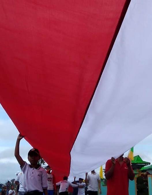 Kirabkan bendera merah putih 1 km lebih