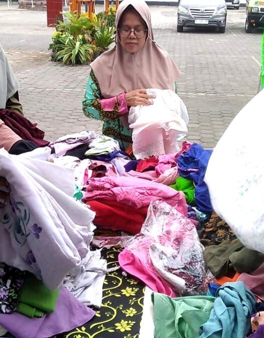 Lapak baju murah diserbu warga