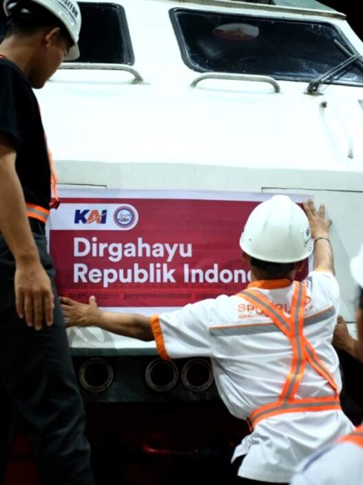 Lokomotif berhias merah putih