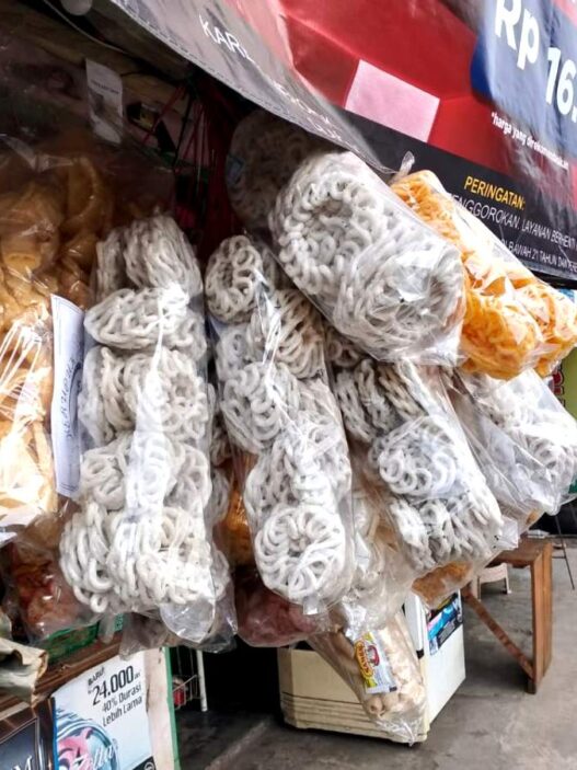 Lomba makan kerupuk dongkrak penjualan