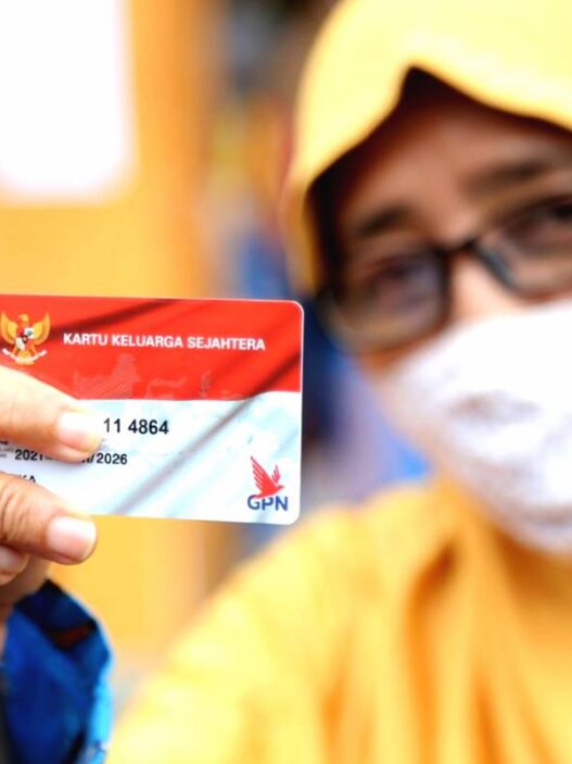 Melalui KKS, bantuan seperti Program Keluarga Harapan dan Bantuan Pangan Non Tunai disalurkan langsung ke rekening penerima manfaat