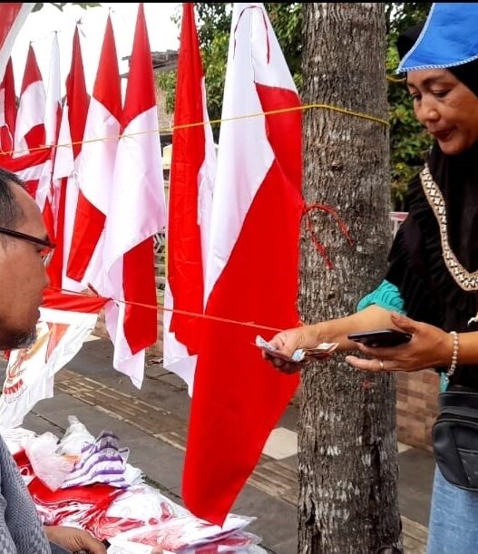 Omzet pedagang bendera tahunan anjlok
