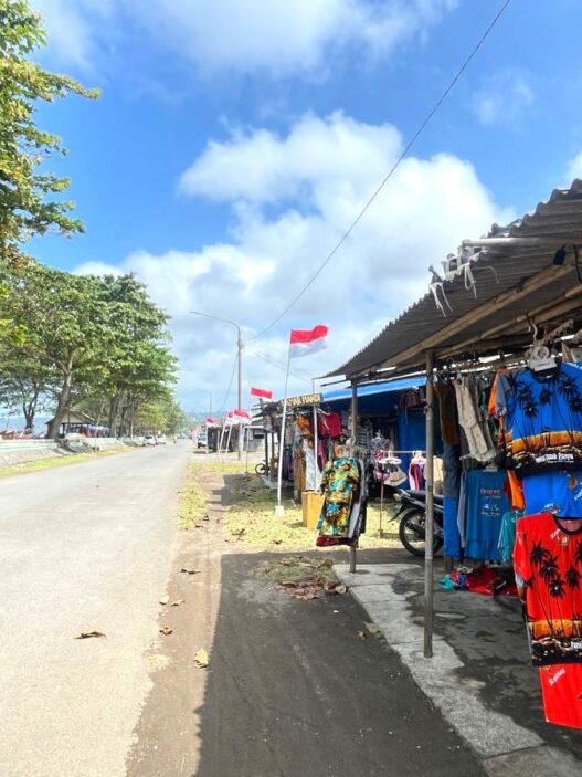 Omzet penjual baju di teluk penyu turun