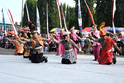 Pacu jalur meriahkan pawai kebangsaan