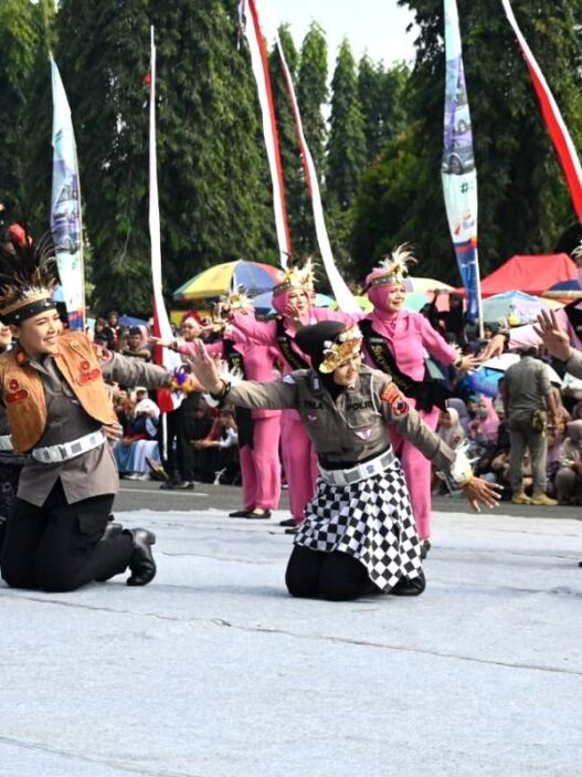 Pacu jalur meriahkan pawai kebangsaan