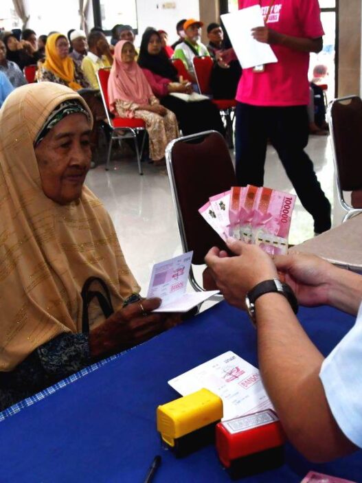Pemerintah terus menyalurkan program bantuan sosial melalui program keluarga harapan (pkh) dan bantuan pangan non tunai (bpnt).