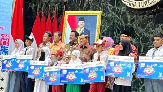 Pencairan dana kjp plus agustus 2025 dilakukan bertahap langsung ke rekening bank dki penerima