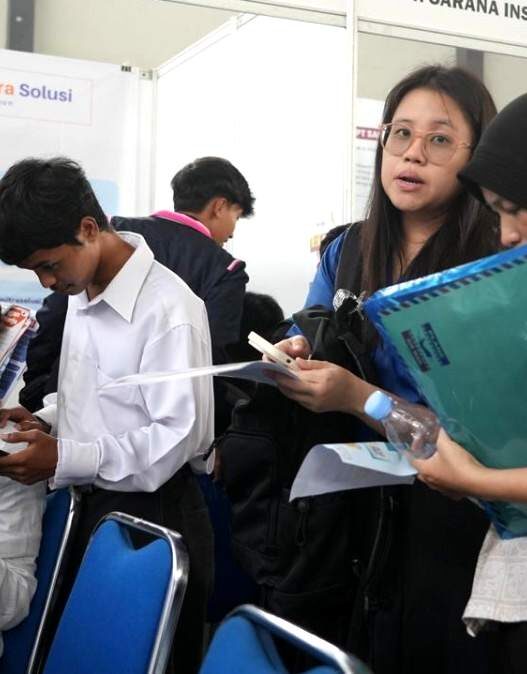 Penduduk usia produktif hampir 200 juta