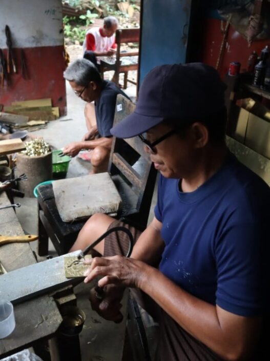 Pengrajin kuningan pin garuda sepi pesanan