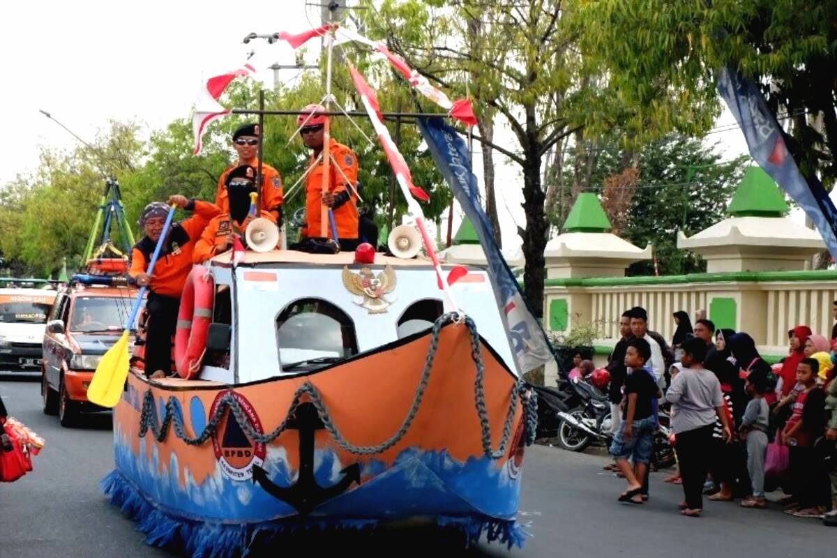 Potret suasana karnaval kendaraan hias tegal