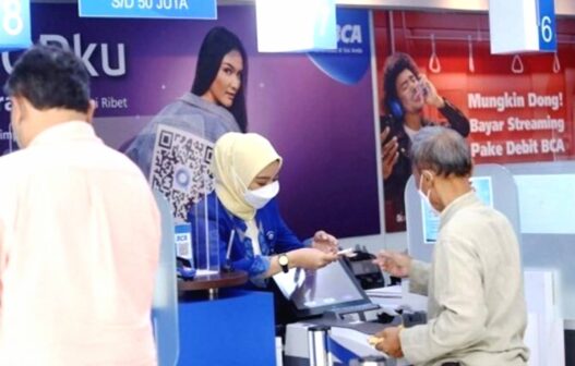 Nasabah berkonsultasi dengan staf BCA mengenai pilihan produk KPR