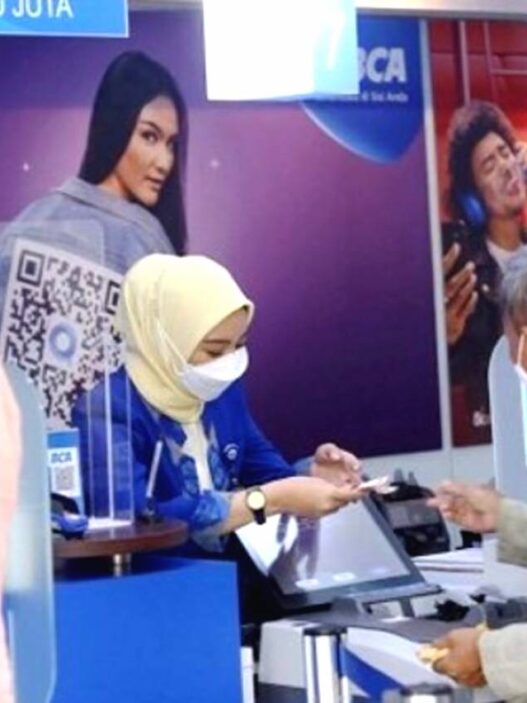 Nasabah berkonsultasi dengan staf BCA mengenai pilihan produk KPR