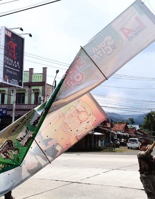 Puluhan banner dan spanduk dicopot