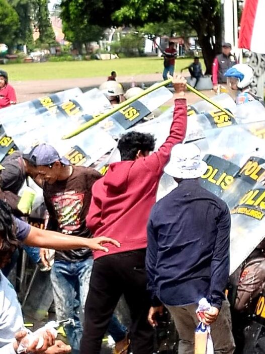 Ratusan massa demo anarkis