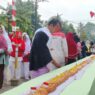 Roti sepanjang 17 meter diserbu warga