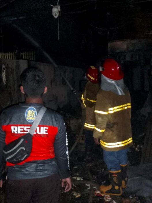 Rumah penjual bensin terbakar
