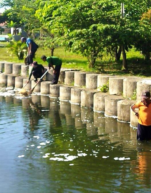 Sampah menumpuk di kolam rth soetomo