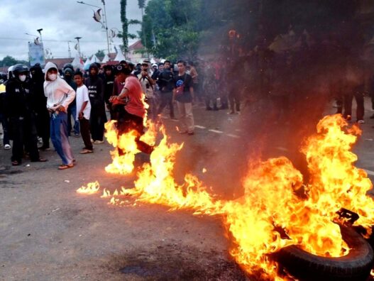 Satu pemuda terbakar