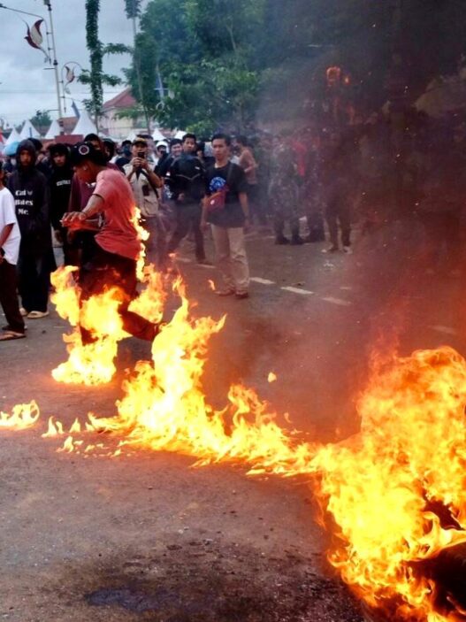 Satu pemuda terbakar