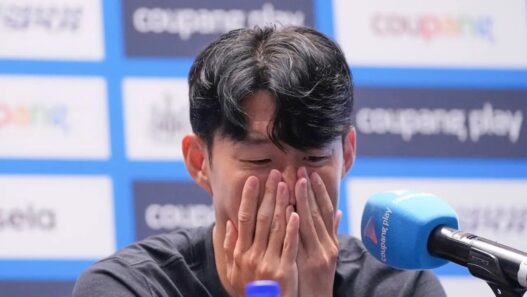 Son pergi arsenal tersenyum